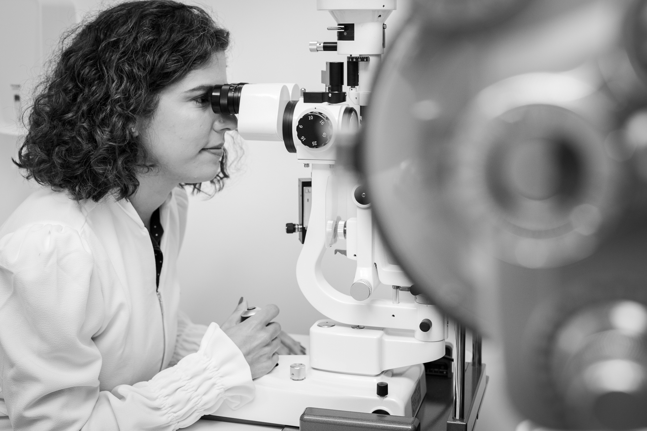 Dra. Maria Luisa realizando exame oftalmológico