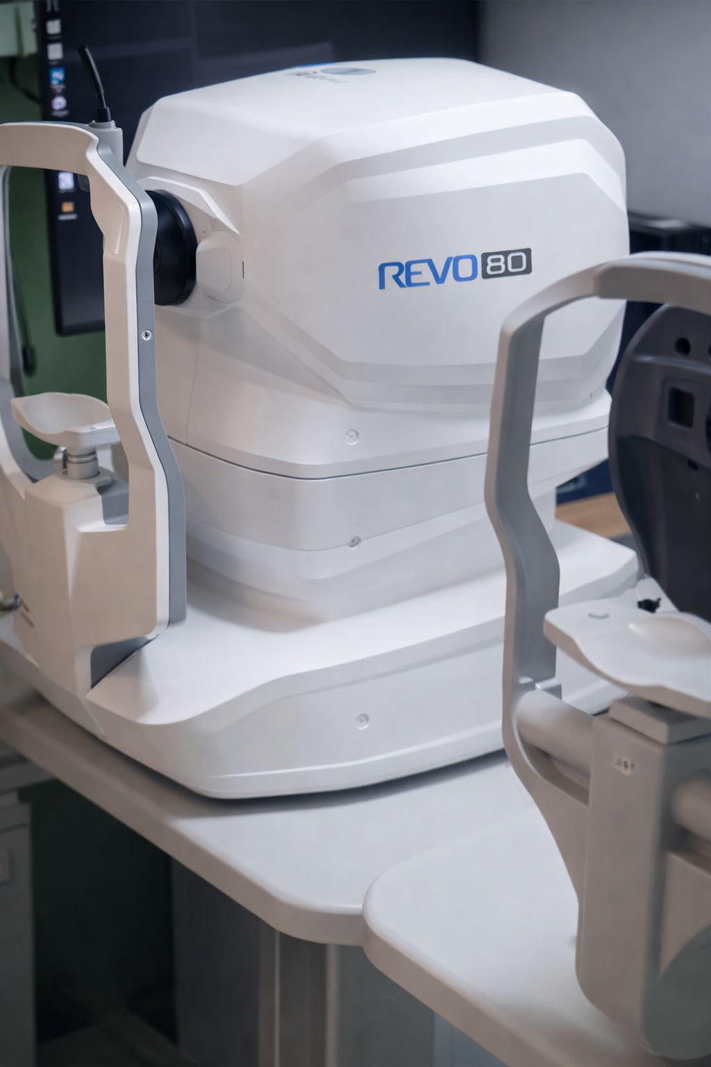 Equipamento REVO 80 para exames oftalmológicos